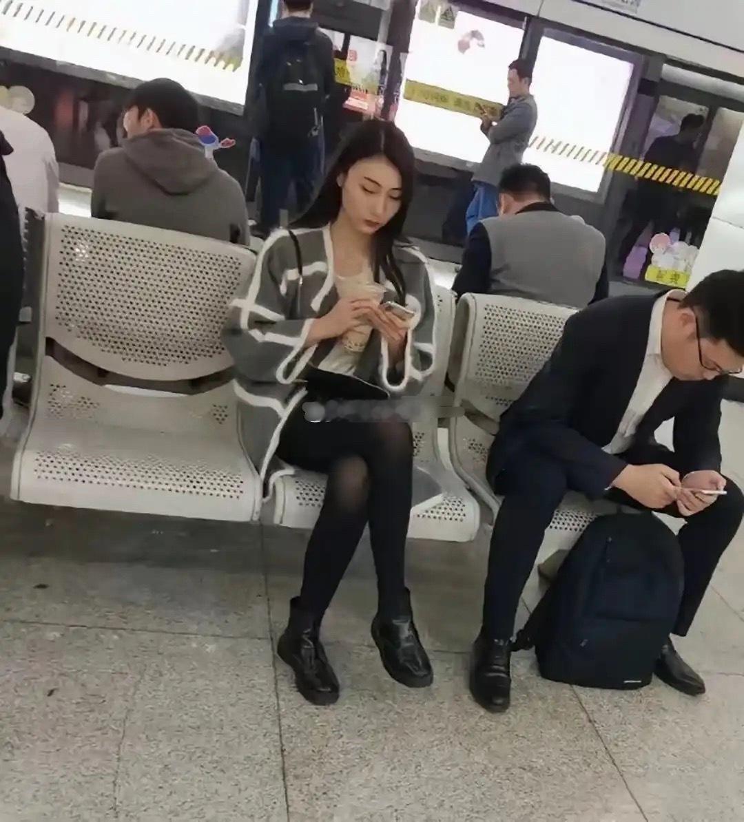 哥们是一点都不敢抬头啊！​​​