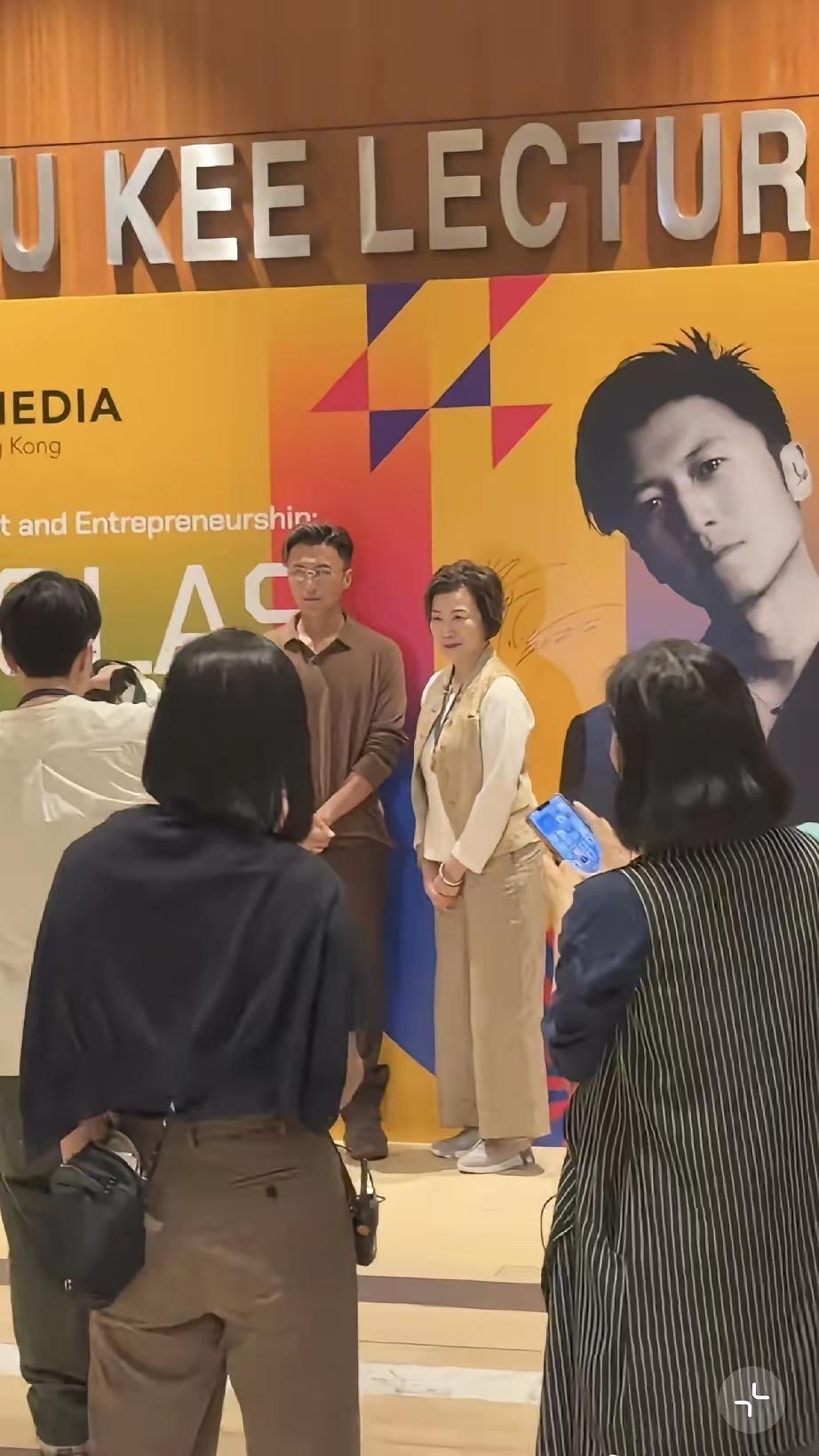 4月2日，谢霆锋出席活动，身穿咖色长袖体恤，下搭黑色裤子，身材板正，又高又瘦！