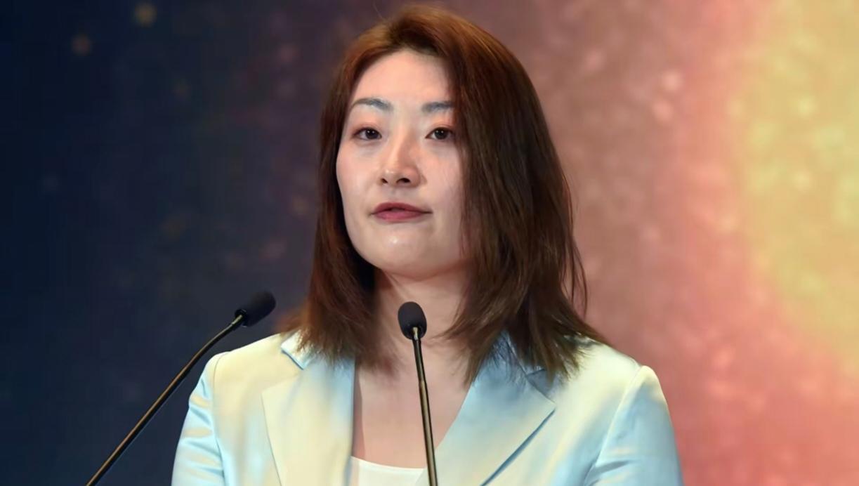 宗馥莉的麻烦还是来了，她该如何应对呢？其实三个私生子突然冒出来和她争夺家产的事