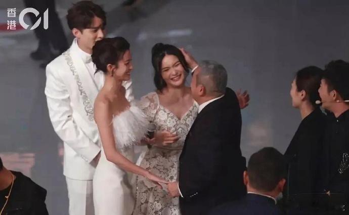 曾志伟好忙，左牵右摸，笑脸盈盈！