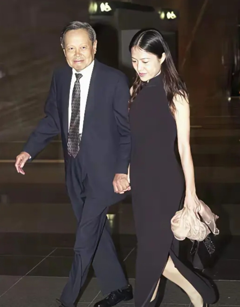 作为一个物理科学家，杨振宁有两点令人惊讶！1.在国外生活了60多年，80多岁还