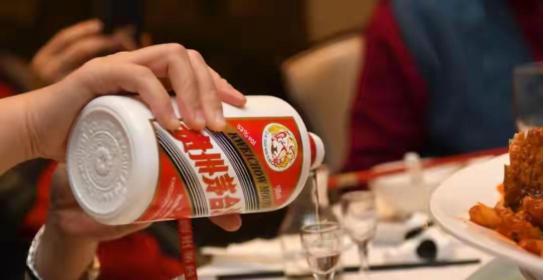 茅台经销商崩了？配额从印钞机变现金窟窿茅台经销商最近日子很难。以前拿到飞天配