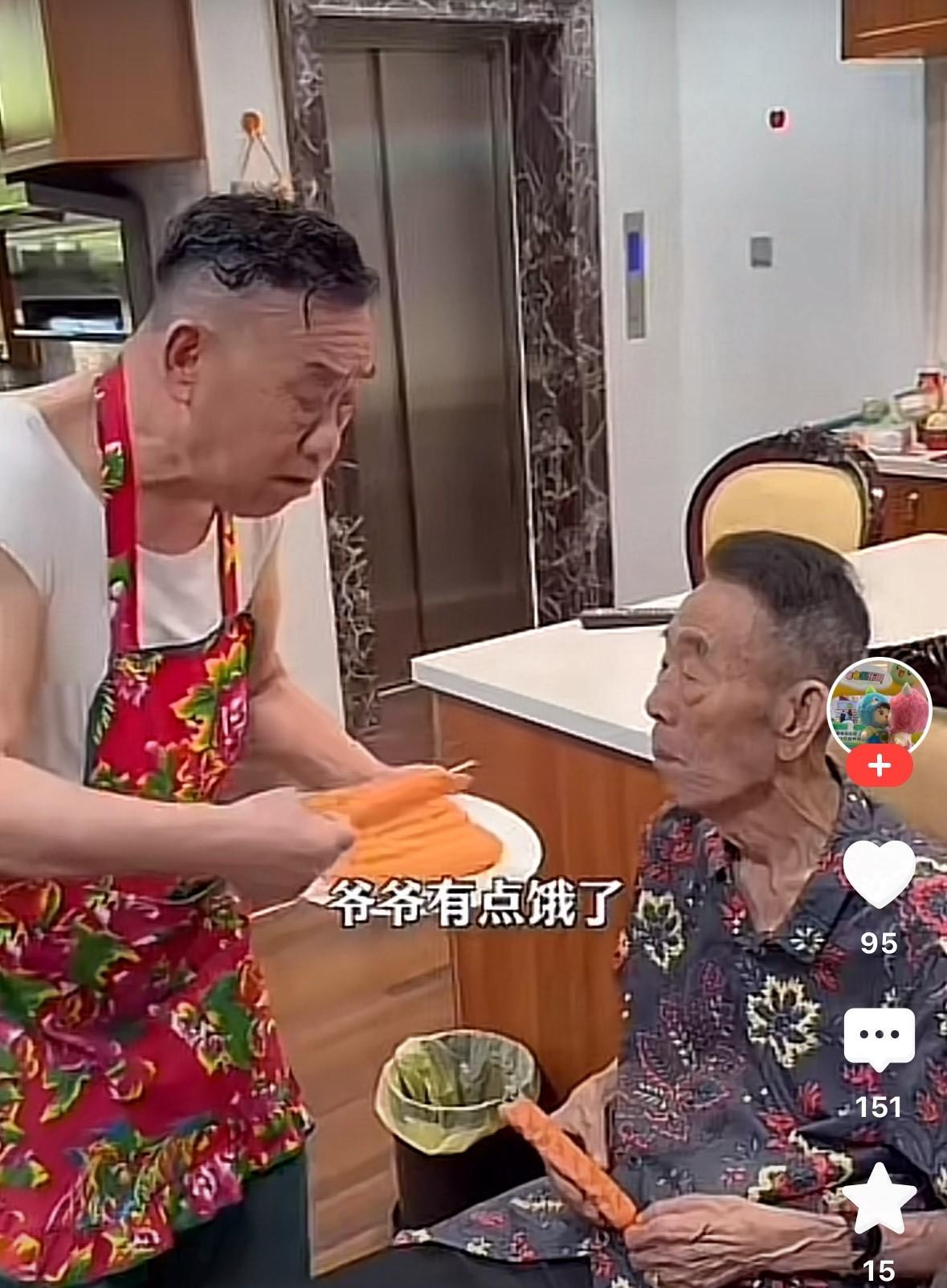 杨少华去世前最后一个视频，真是善良的老头呀。明显能看出来老爷子根本不想吃，一直