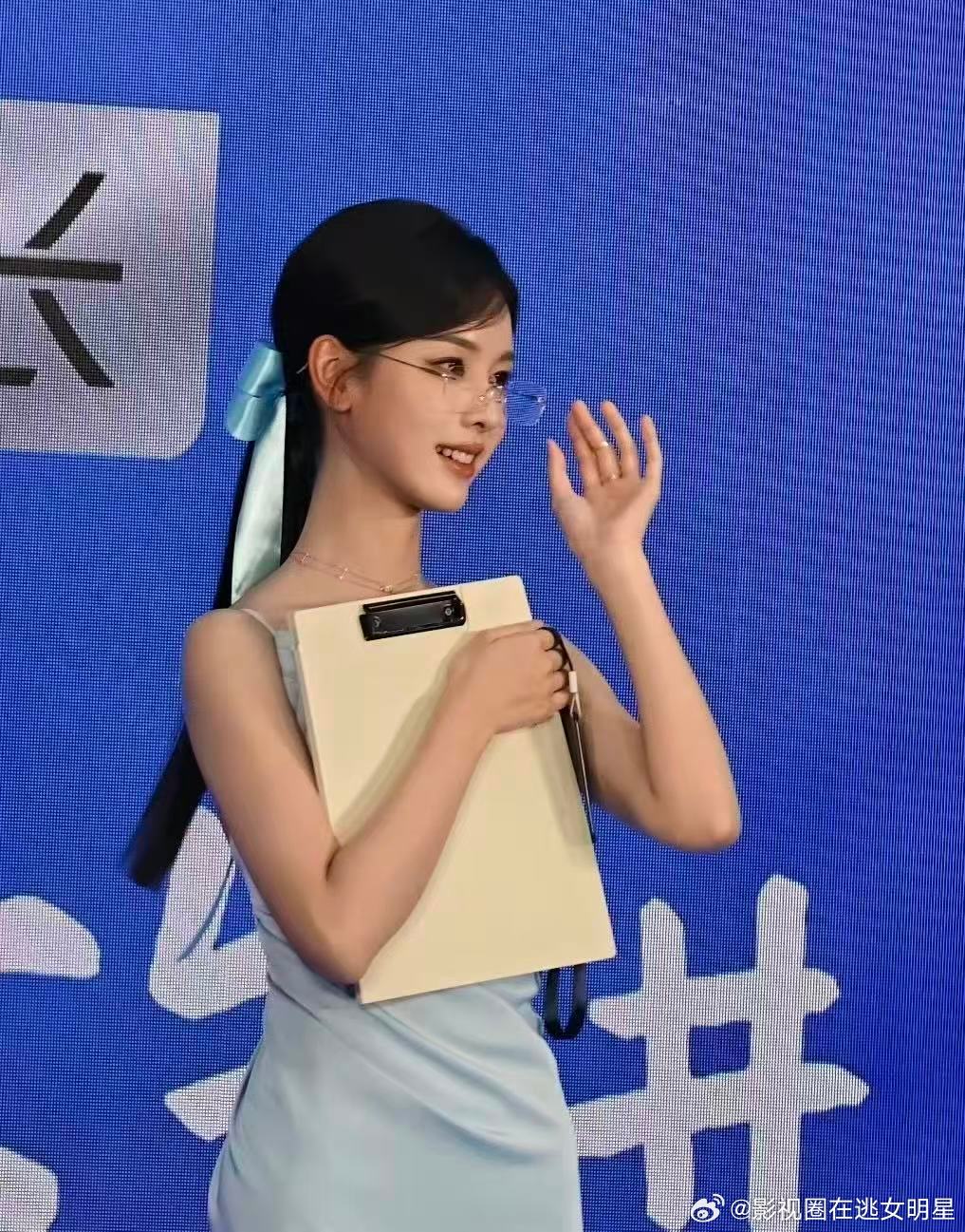 陈都灵无框眼镜高知白月光即视感​​​谁懂陈都灵和无框眼镜有多适配！！！这也太美