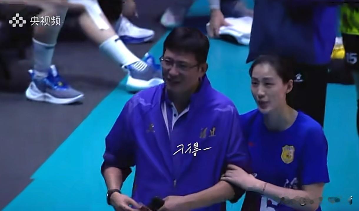 江苏女排3-0击败福建队之后，江苏队二传刁琳宇立刻跑去安慰福建女排主教练沈泽，给