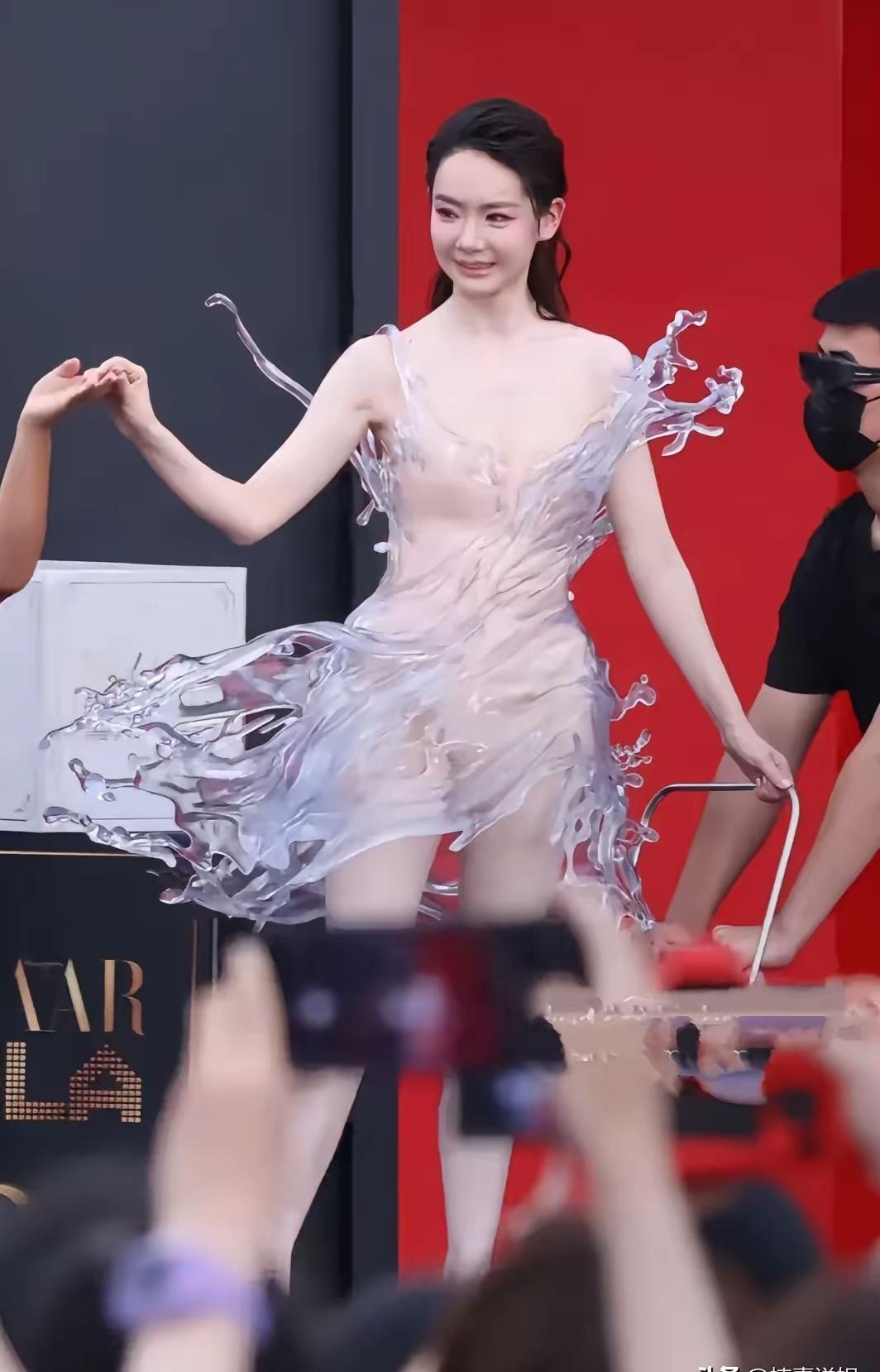 我想问下这个女人是不是缺心眼以前挺好看的一个女人身材也好，现在怎么回事我很