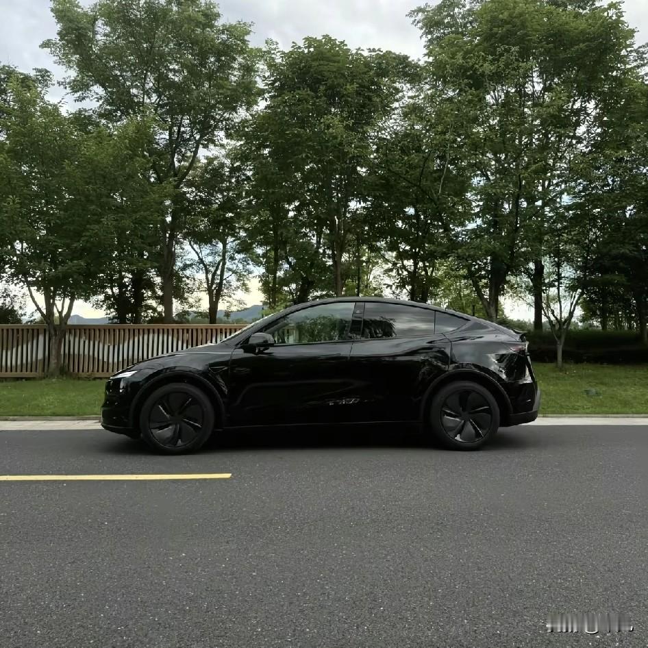网上都在喷特斯拉ModelY。朋友问我这车到底值不值？我说缺点确实有，