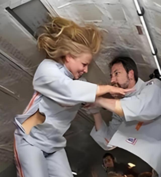 美国一对夫妻宇航员悄悄结了婚，然后一起上了太空，在天上待了整整8天，结果刚落地