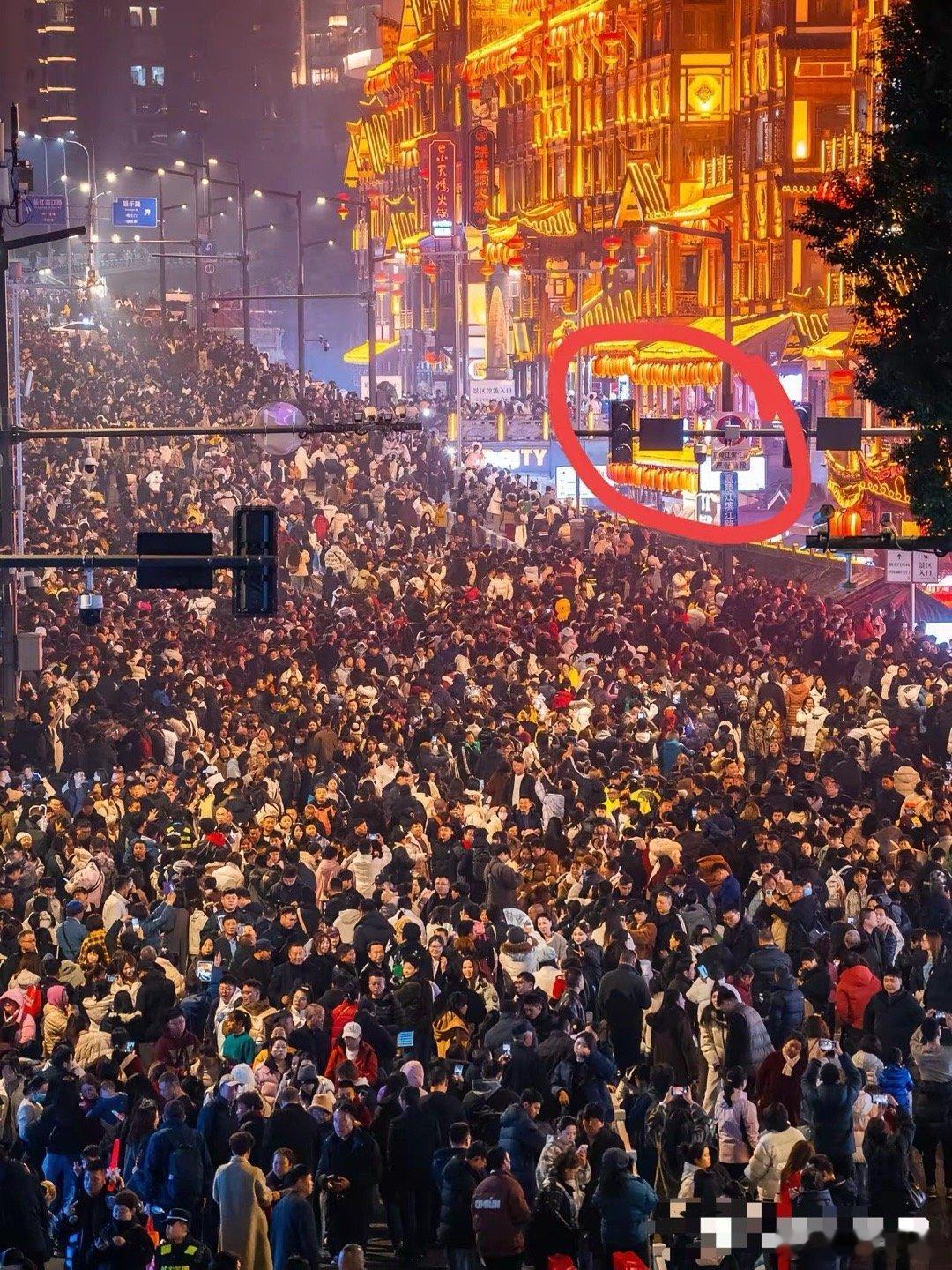 五一最大的受害者出现了不是出门看景的游客也不是忙生意的店家，而是​洪崖洞的老楼！