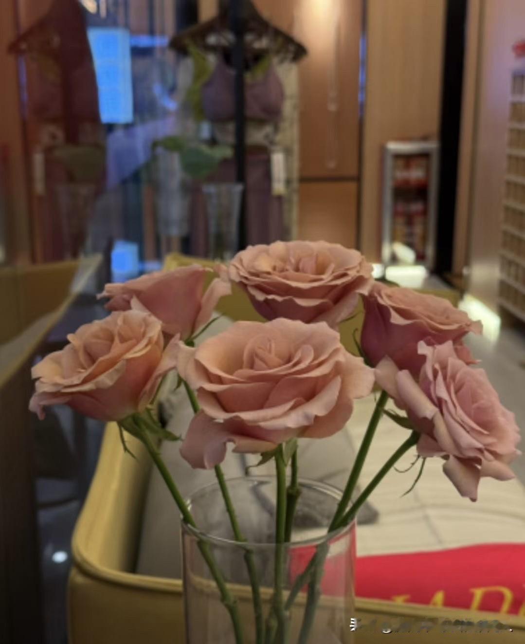 公司有个女同事，30多了，已婚，她说今天和弟弟大吵了一架。为什么？因为她