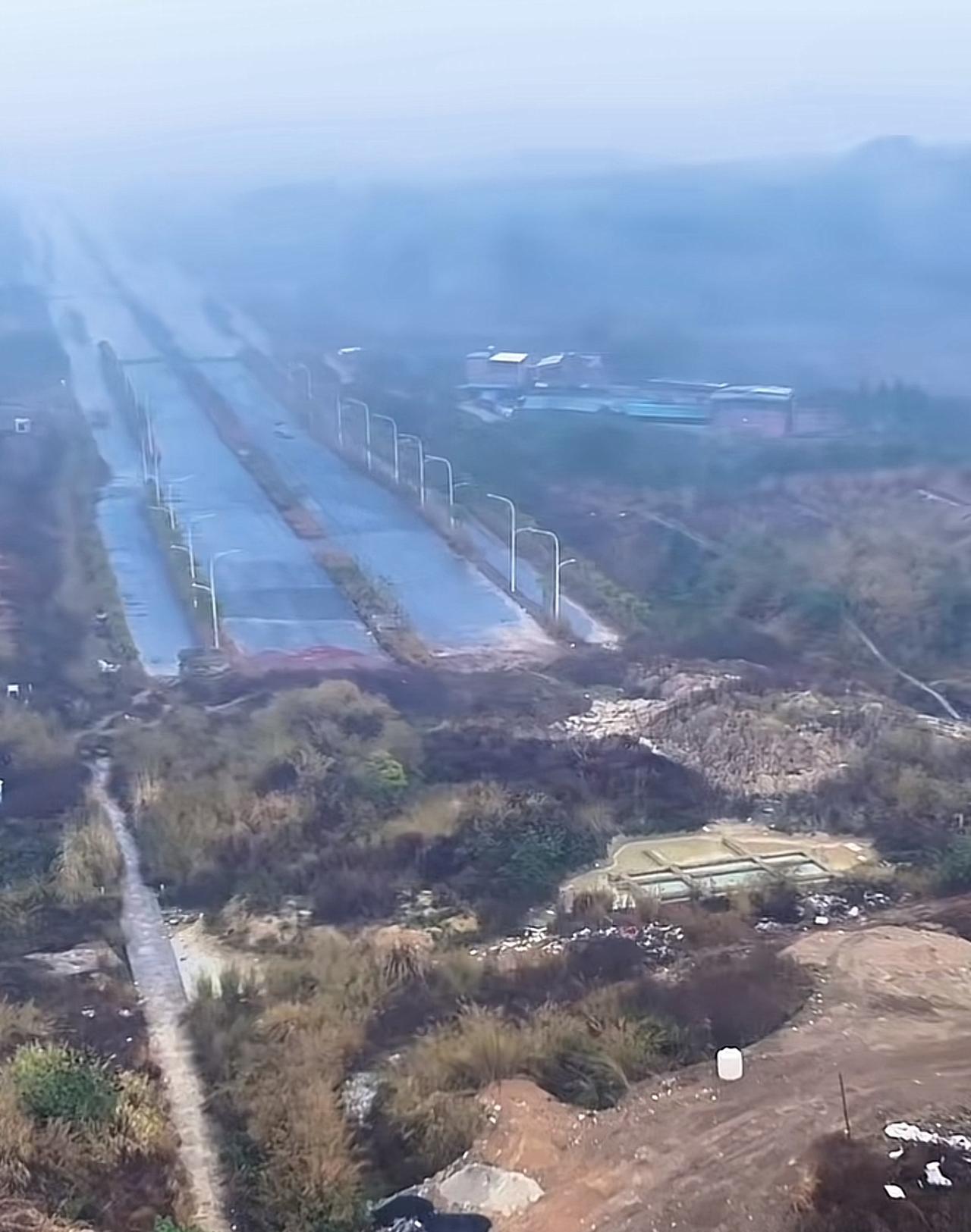 在广西南宁有一条十车道的公路，令人不解的是此处并没有房子！