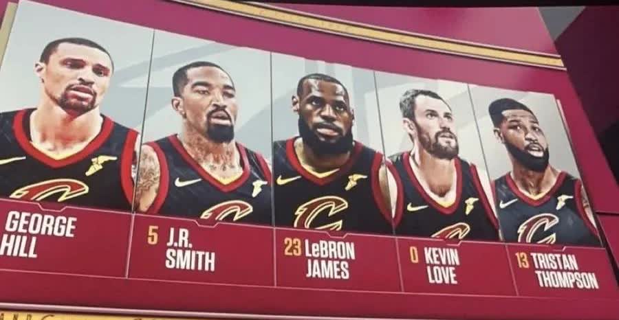 詹姆斯太神奇了美媒体NBAMemes今日晒出一张图并写道：“詹姆斯真的