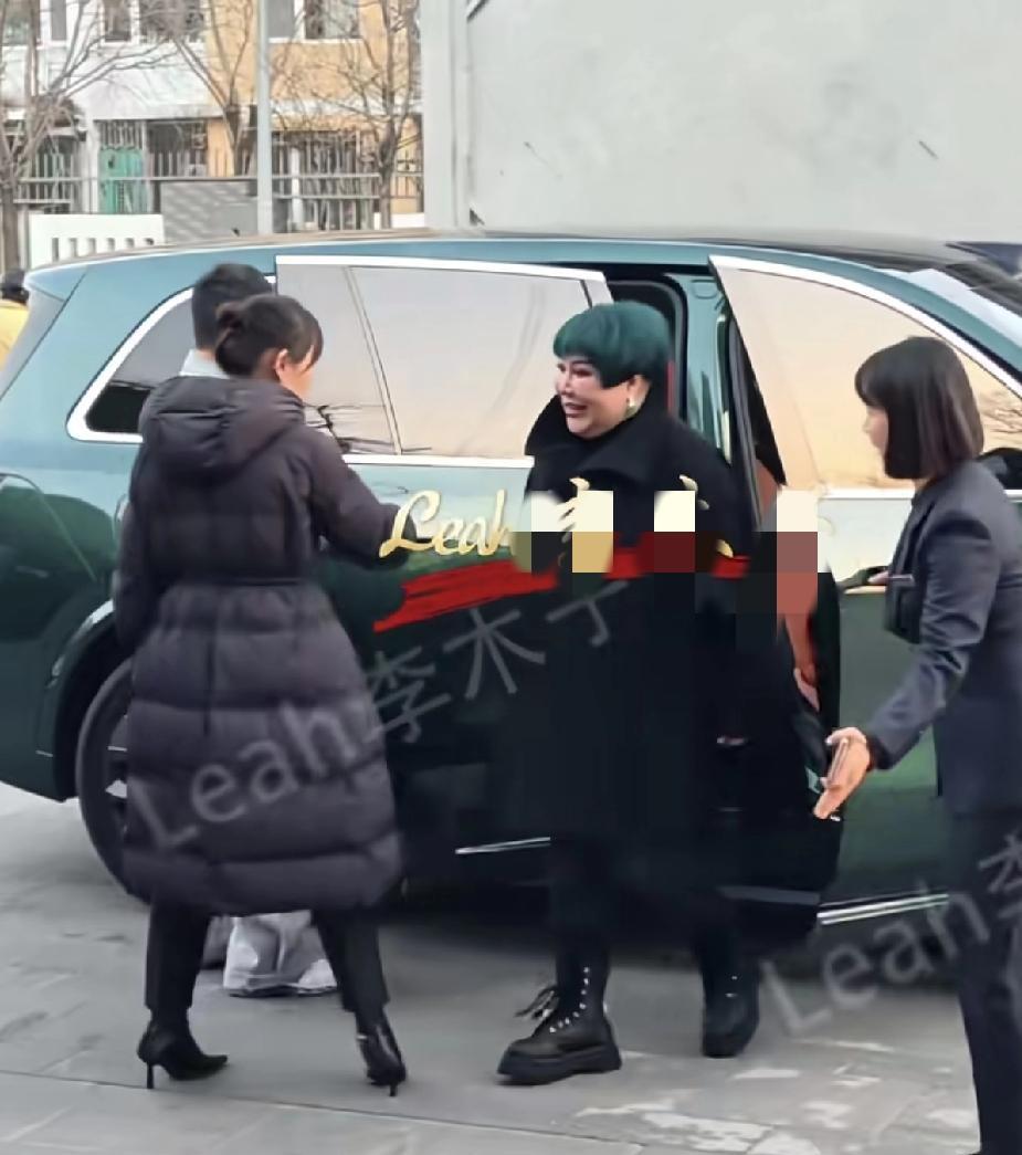 陶阳大婚，郭德纲老婆王惠没抢新娘风头，却用一头绿发“炸”了全场。同色系的座驾一