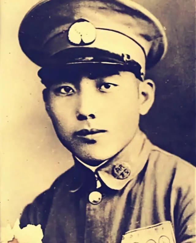 1937年，中国一架战机被日军击落，飞行员跳伞求生，谁知，竟落到了日军阵地，一群