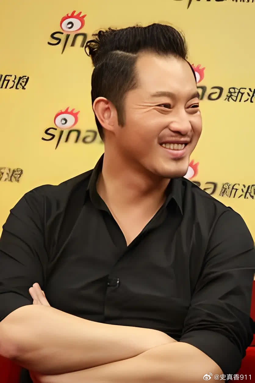 有一次，沙溢事先通知远在外地剧组的胡可，要去探班，后来又说，因为临时有事，去不了