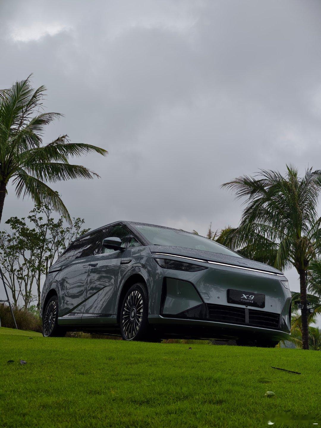 前几天好好感受了下小鹏X9增程版先聊聊静态的一些东西极光青的新外观颜色，挺好看的