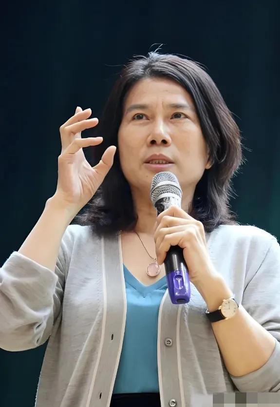 2004年，董明珠像发狂的母狮子大吼：“你们9亿就要把格力卖给老美，休想”！领导