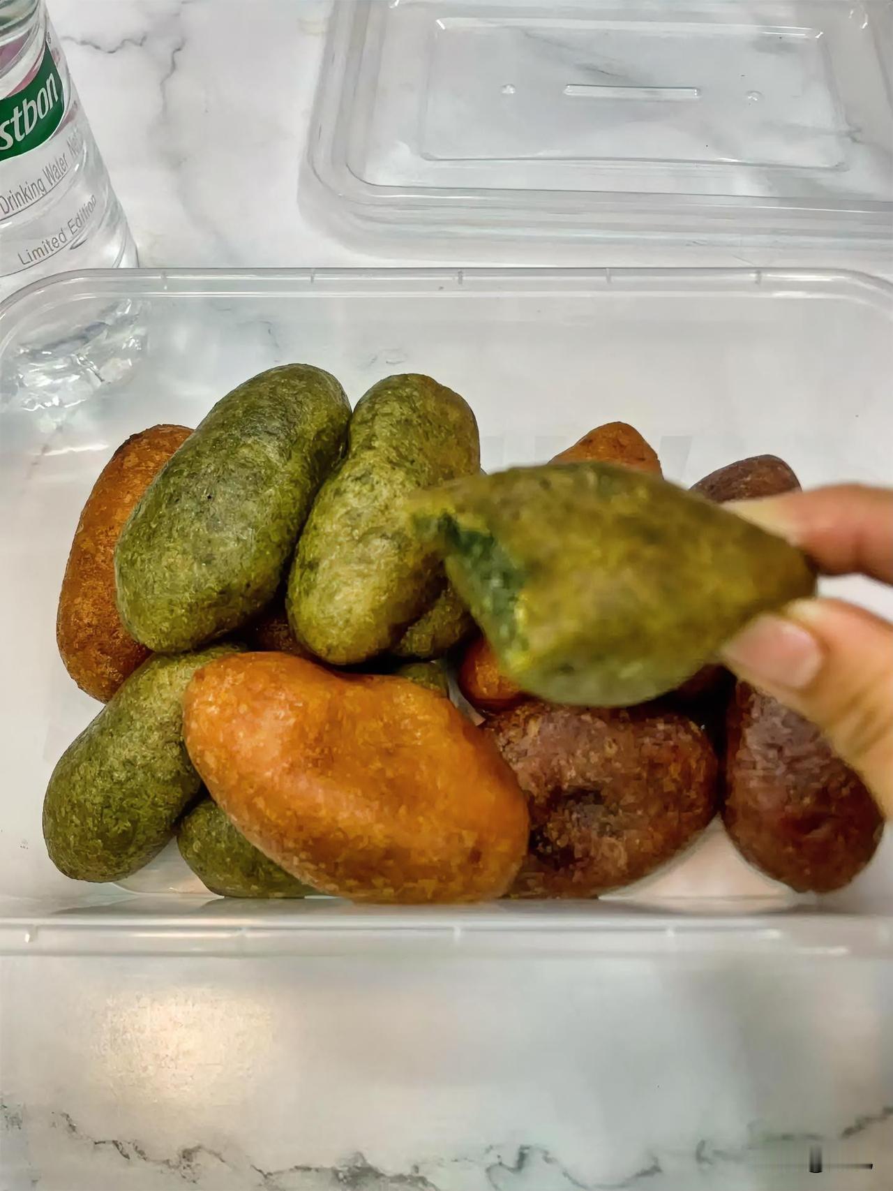 刚拿到这盒小吃的时候，我还愣了一下，这绿油油、黄澄澄的模样，乍一看还以为是捡了一