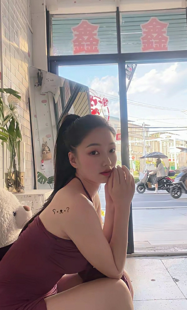 忙完了换上新买的裙子，再拍个美颜照，感觉自己又变年轻漂亮了