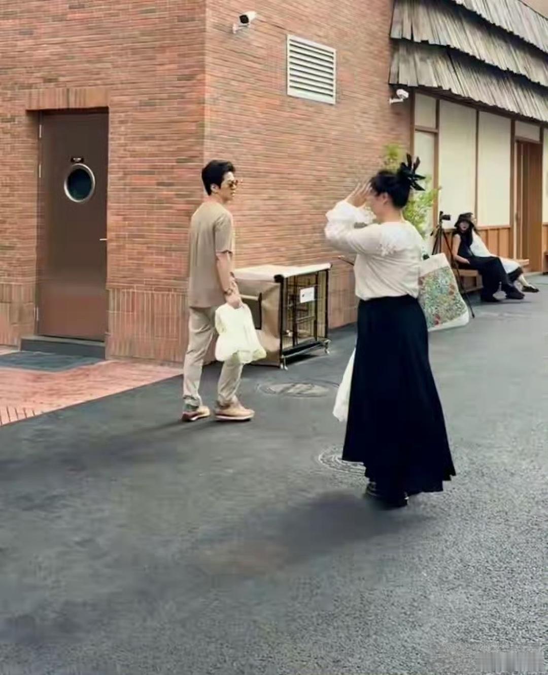 李健和老婆在阿那亚，妻子身材发福两人形影不离好甜。丁克夫妻处下来才是最幸福的吧