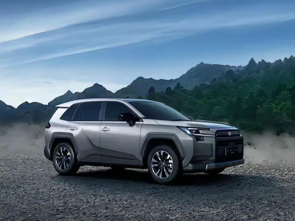 一汽丰田第六代RAV4荣放上市了，3个动力版本6款车型，焕新价15.18万元起。