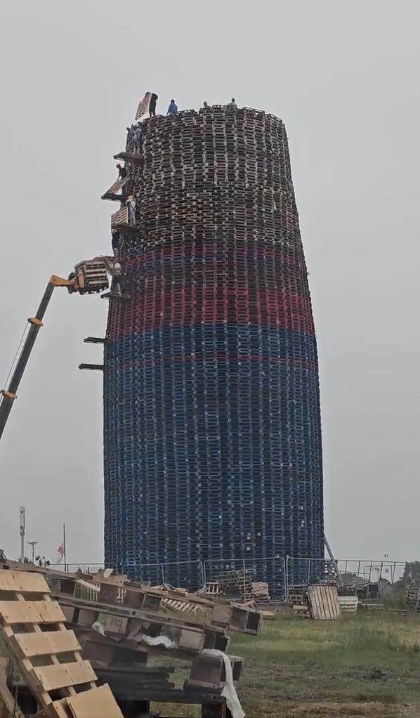 北爱尔兰拉恩克雷吉希尔（Craigyhill）一群爱国青年正在搭建的由堆叠数千块