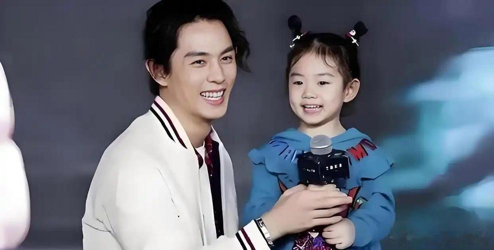 戚薇在综艺里说，李承铉当年以为女儿能随妈姓，兴冲冲地把名字写成李戚薇，还觉得自己
