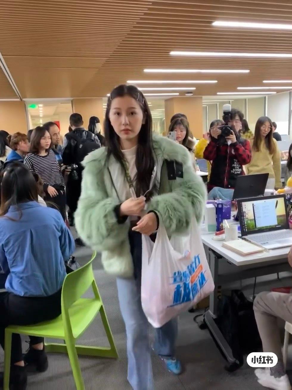 虞书欣2019年微博扫楼图，那时候她还不红，脸型也没现在这么流畅​​​