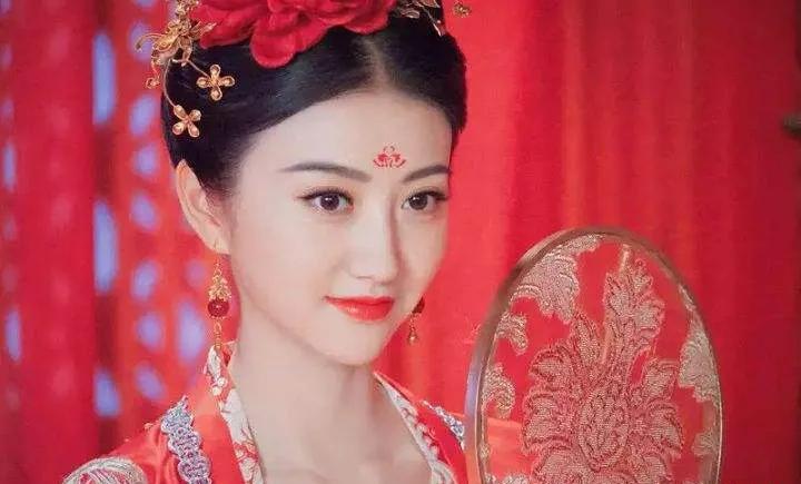 公元762年，久病的唐肃宗李亨虚弱地问道：“西内那位怎么样了？”消息传来