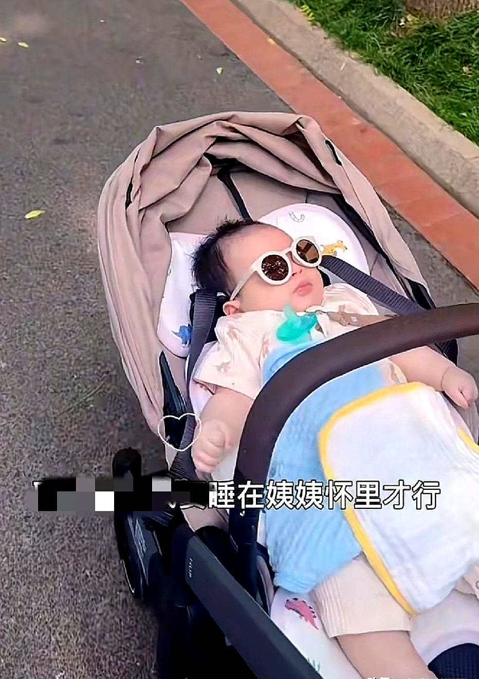 筱梅一回北京，汪宝就被她抱着“晒”出来了。小家伙最近睡得不太踏实，嘴上说着要躺
