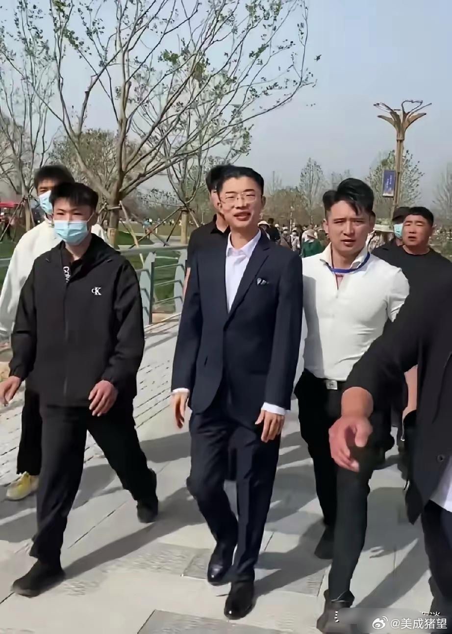 郭有才这排面真无敌了！挥着手带着保镖