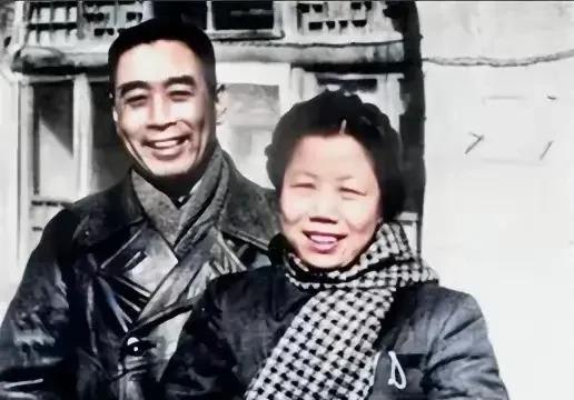 周恩来和邓颖超这对革命伴侣啊，年轻的时候那可真是俊男靓女。瞧那照片里，两人都穿着