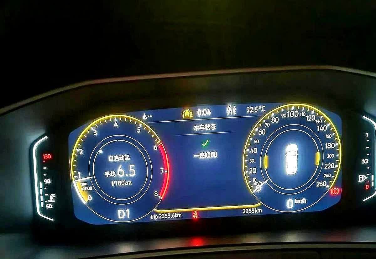 今早给车做保养，师傅指着轮胎直摇头：