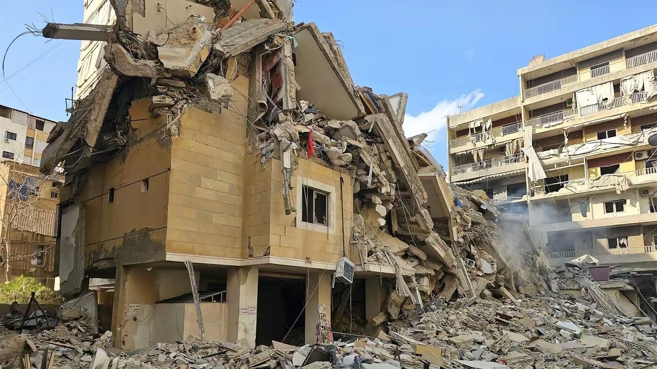 ​以色列民众最不愿意看到的事情发生了，一声巨响之后，导弹袭击击中了以色列的民用设