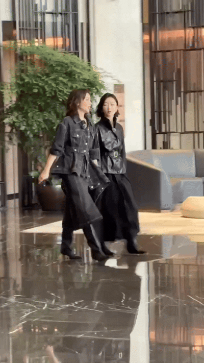 周冬雨被高叶逗得手舞足蹈看到周冬雨被逗得手舞足蹈的样子，突然觉得影后也是普通人