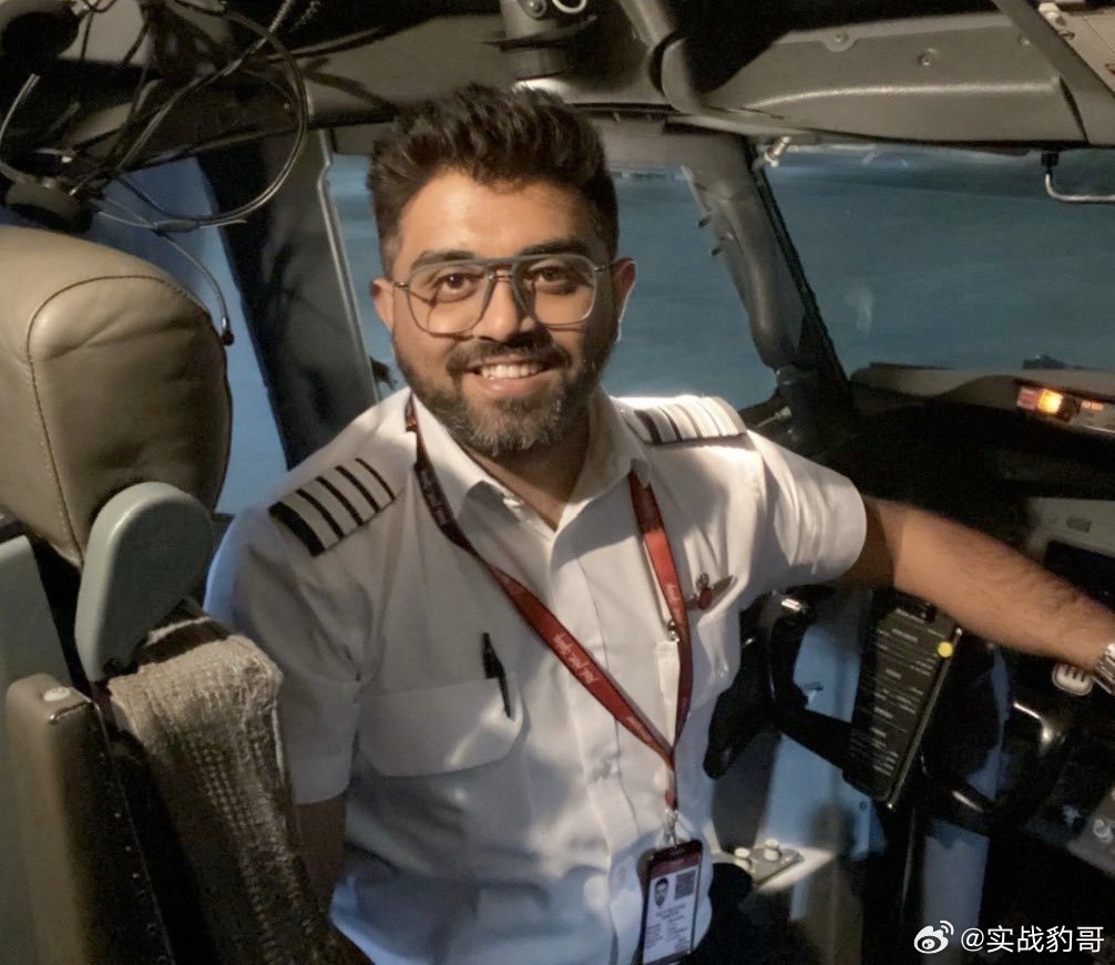 以色列外交部这样写道：“这个人是英雄。迪拜航空1073号航班机长斯密特・马查