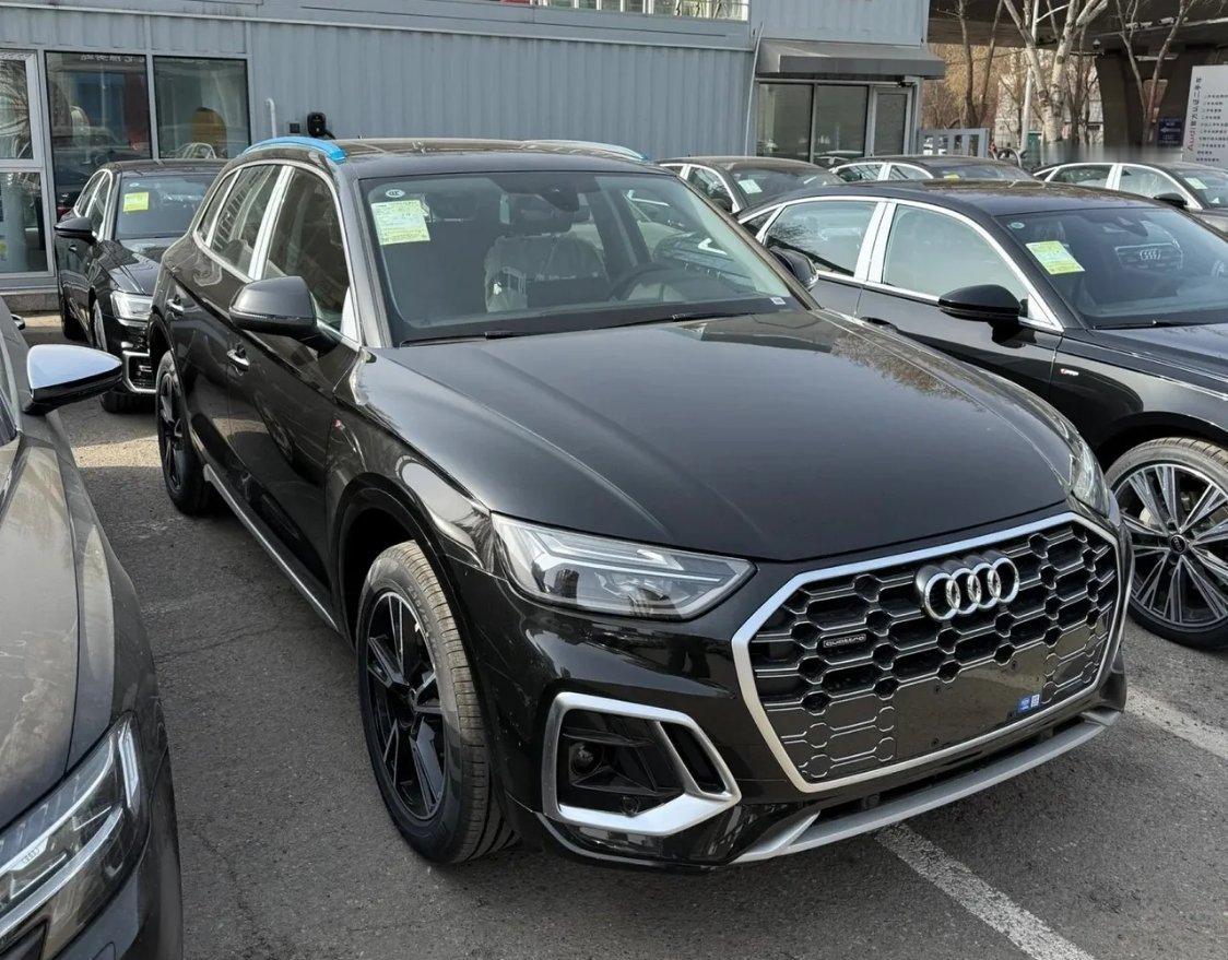 昨天陪朋友去提了一辆奥迪Q5L，实在是没有想到现在的奥迪4S店这么冷清，店内看车