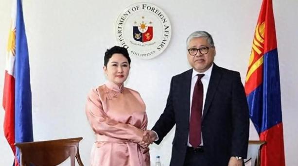 蒙古又开始不坐不住了。这几天蒙古国外长巴特策策格，公开表示支持菲律宾的南海权益。