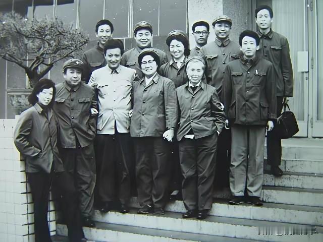 当年北京军区战友歌舞团赴济南演出后的合影留念。照片里的文艺兵们身着朴素军装，身姿