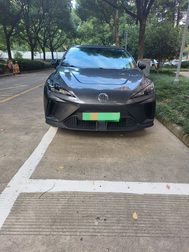 小mg4ev提车报告上周在苏州提的车，23年12月份的车，外灰内拼接色，落