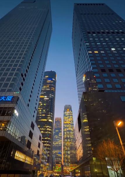 上海更像东京，为什么？上海有临近的苏浙皖经济腹地，上海是经济输出，上海经济好带
