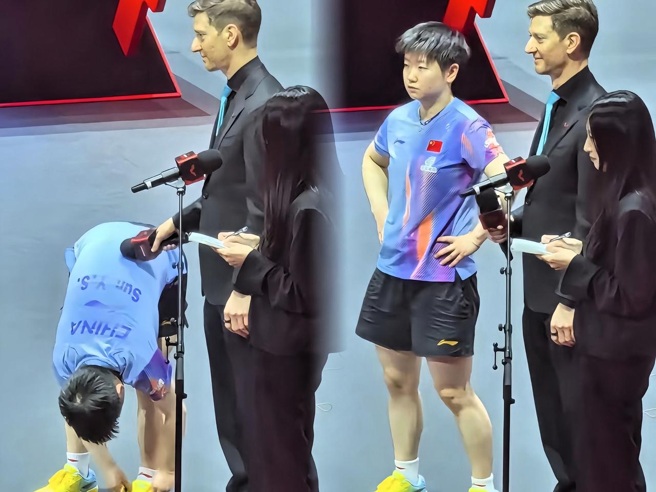 这画面感太强了！亚当那个小动作绝了，看到镜头来了立马捅捅莎莎的腰，莎莎系