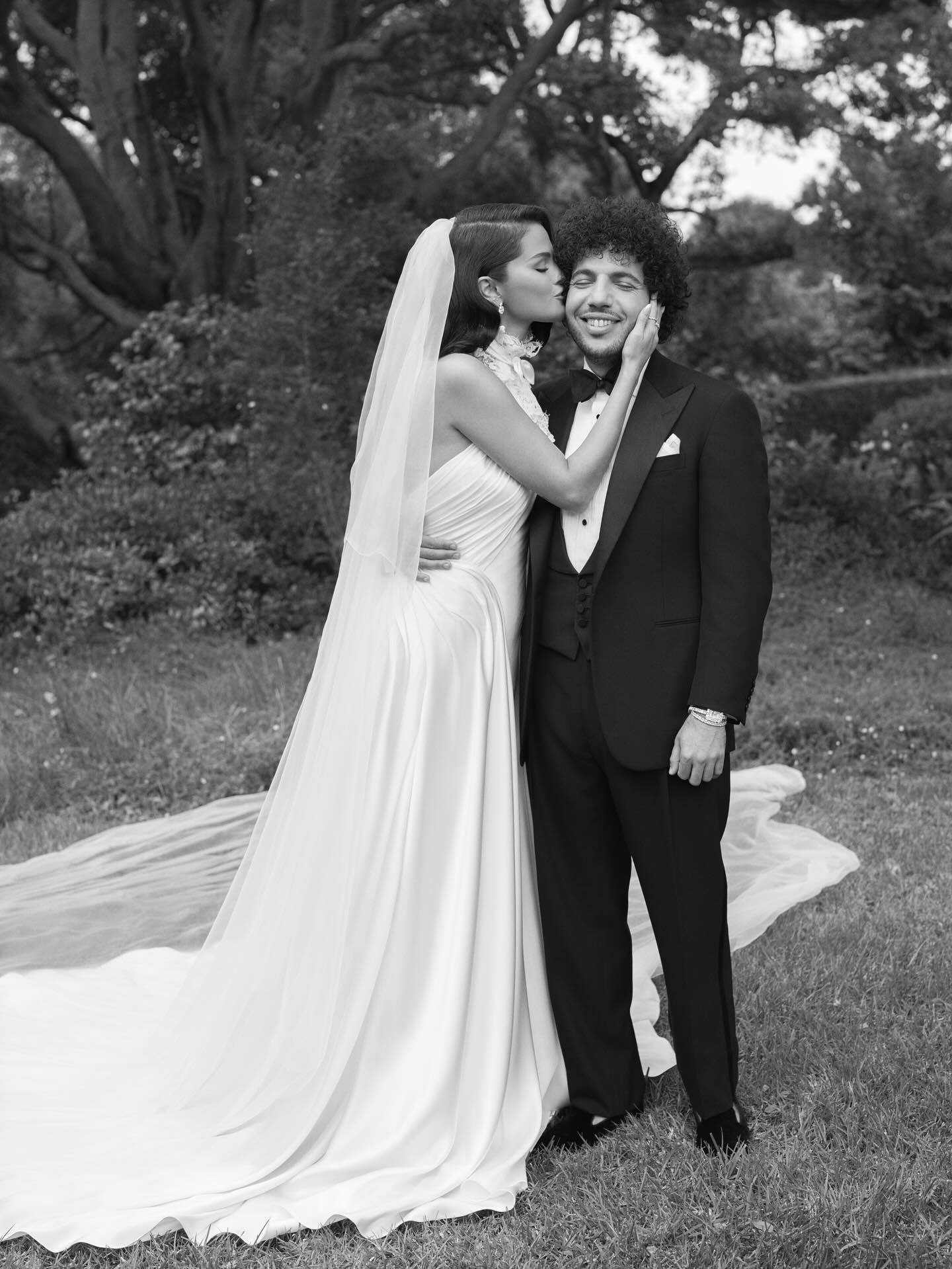 赛琳娜再度分享多张婚纱照，让大家一睹了RalphLauren订制婚纱的细腻细