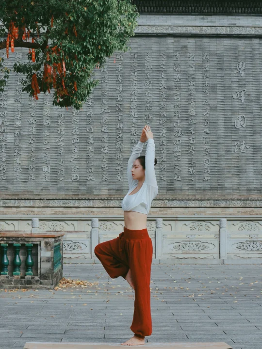 ｜在喧嚣中｜用瑜伽为自己开辟一片静土