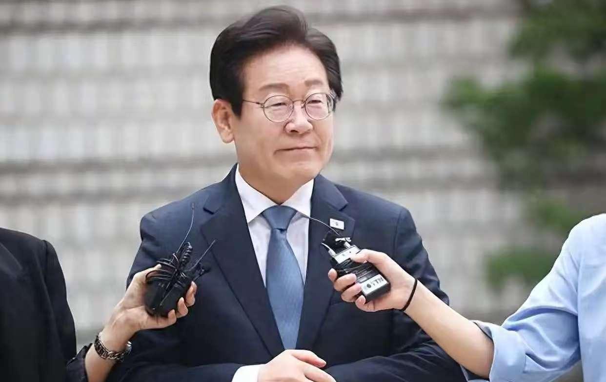 李在明在白宫3个小时，特朗普对他的态度，出现180度大转弯。李在明与特朗普在美国