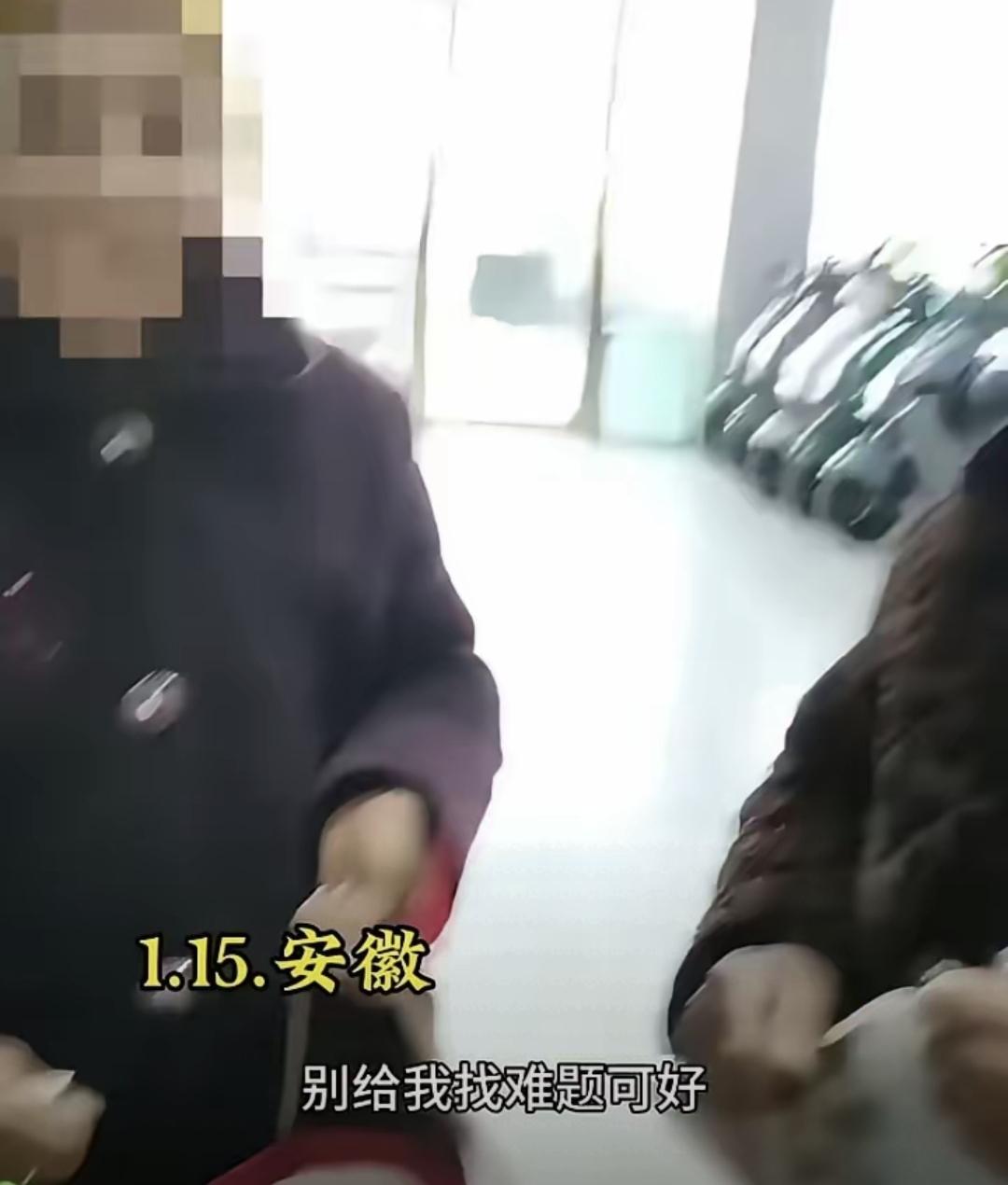 安徽这边有个77岁的老大爷，想去洗浴中心洗澡，结果前台不让进。说是规定70岁以上