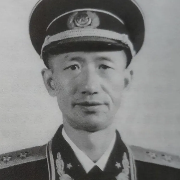 1941年的一天清晨，386旅的一个炊事员挑水时，在地上发现了很多奇怪的脚印。于
