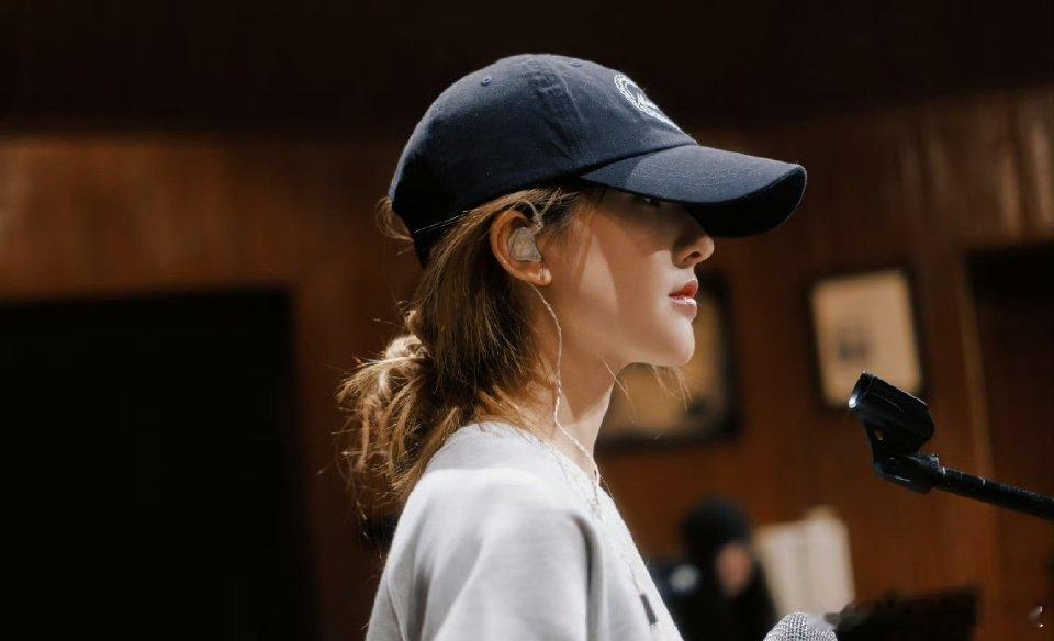 赵露思工作室发了生日会的花絮。宣布成立新工作室以后，真的不一样的感觉