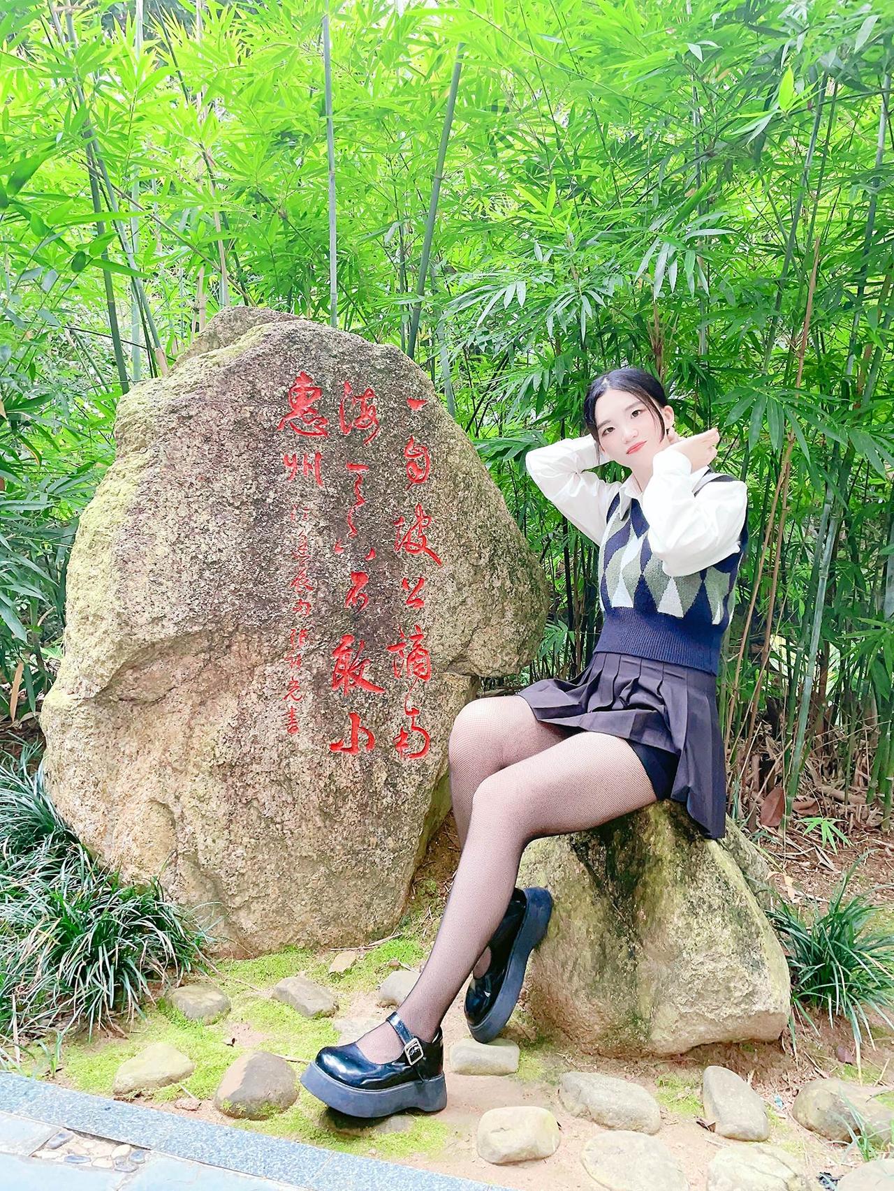 愿老去之后，嘴角有个上扬的青春。美女御姐今日穿搭黑丝