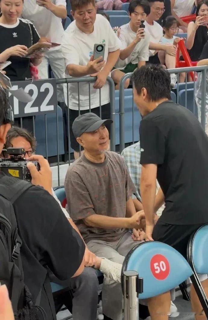 8月17日，浙江杭州姚基金慈善现场，邓超看到自己的偶像陈佩斯在座，立马变小迷弟，
